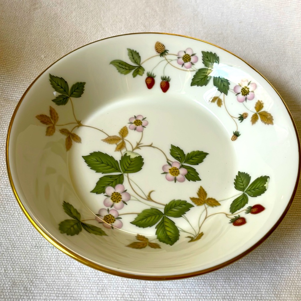 Wedgewood Wild Strawberry Bone China England berry bowl